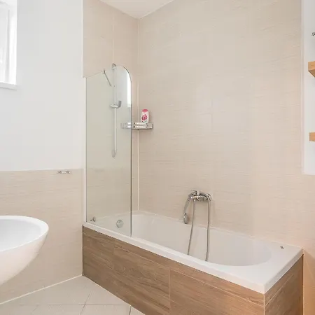 Two-bedrooms Cbd Bp * 布达佩斯